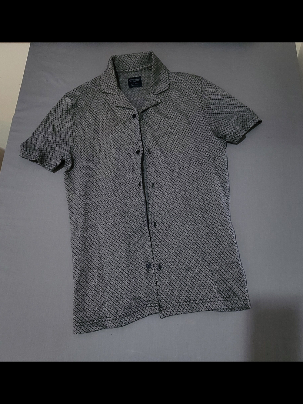 Casual Short-Sleeve Button-Down Shirt in Gray Geometric Print